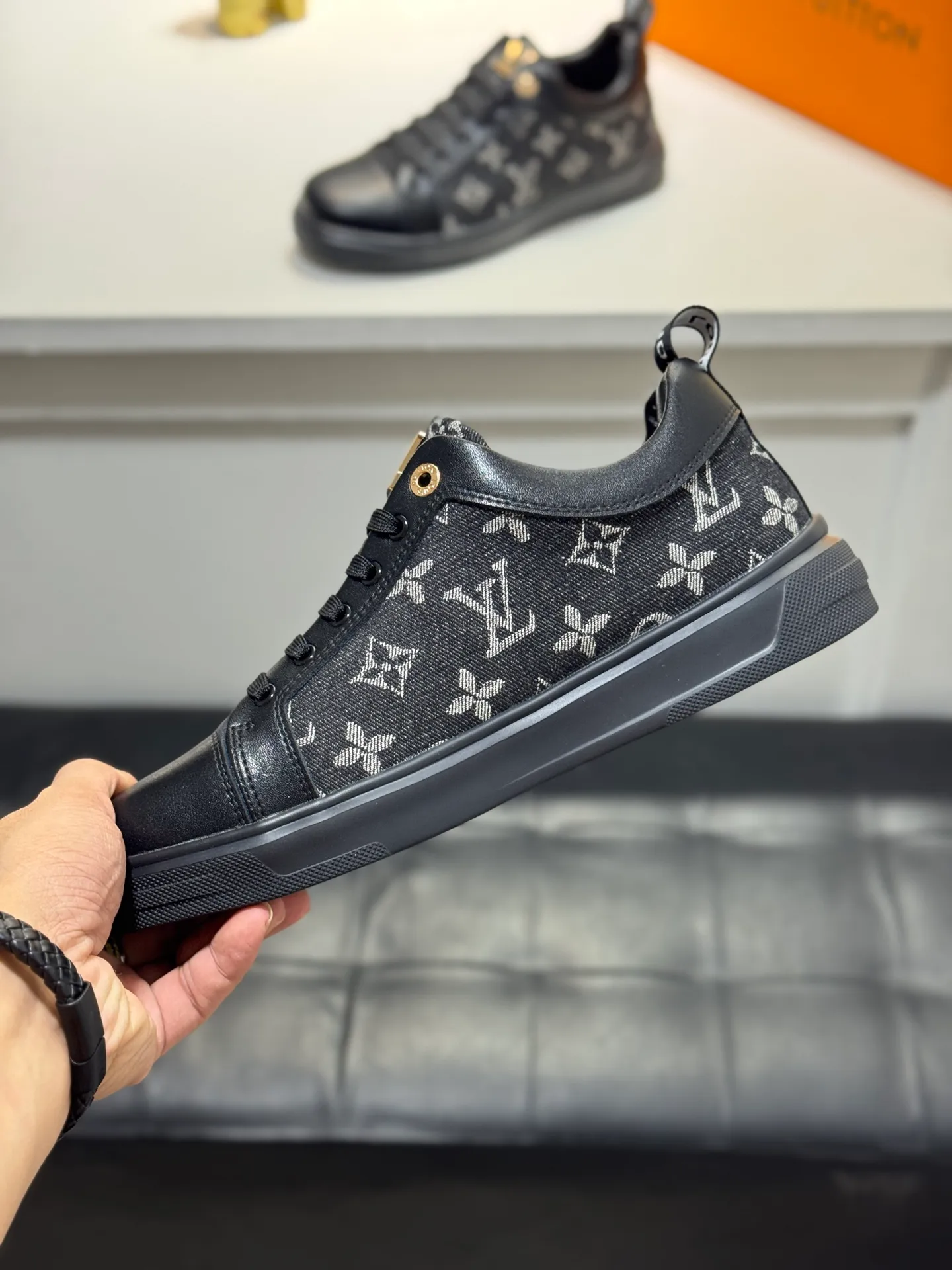 Men's shoes 💰400 [New model] 🌂🌂 Top quality original Louis Vuitton®️ Trendy and fashionable yet low-key men's casual shoes, LV cowhide embossed upper, comfortable and breathable, mesh lining, original rubber outsole, 2 colors available ~ a must-have for stylish men. Size: 38-44 (45 customized